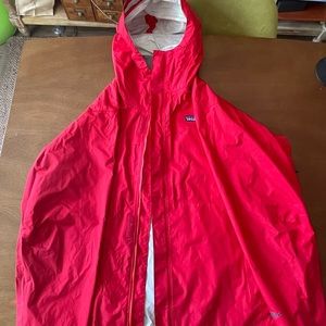 XL Mens #Patagonia rain coat.